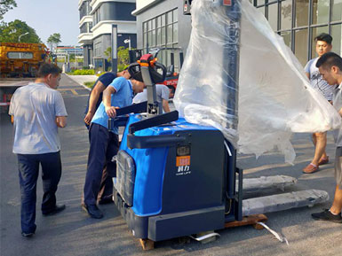 科力電動(dòng)堆高車(chē)進(jìn)行裝卸、堆高、堆垛和短距離運(yùn)輸作業(yè)