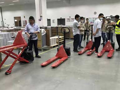 電動高升程搬運車交付使用，感謝廠家羅總親自跟客戶講解操作方法！